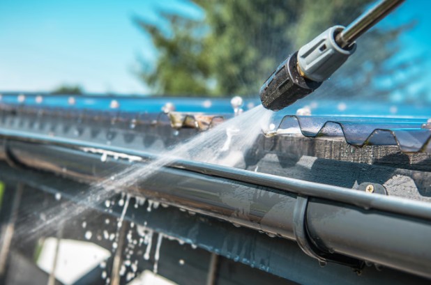 4 Clear Signs You Need Gutter Cleaning Now